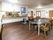 広い食事スペース