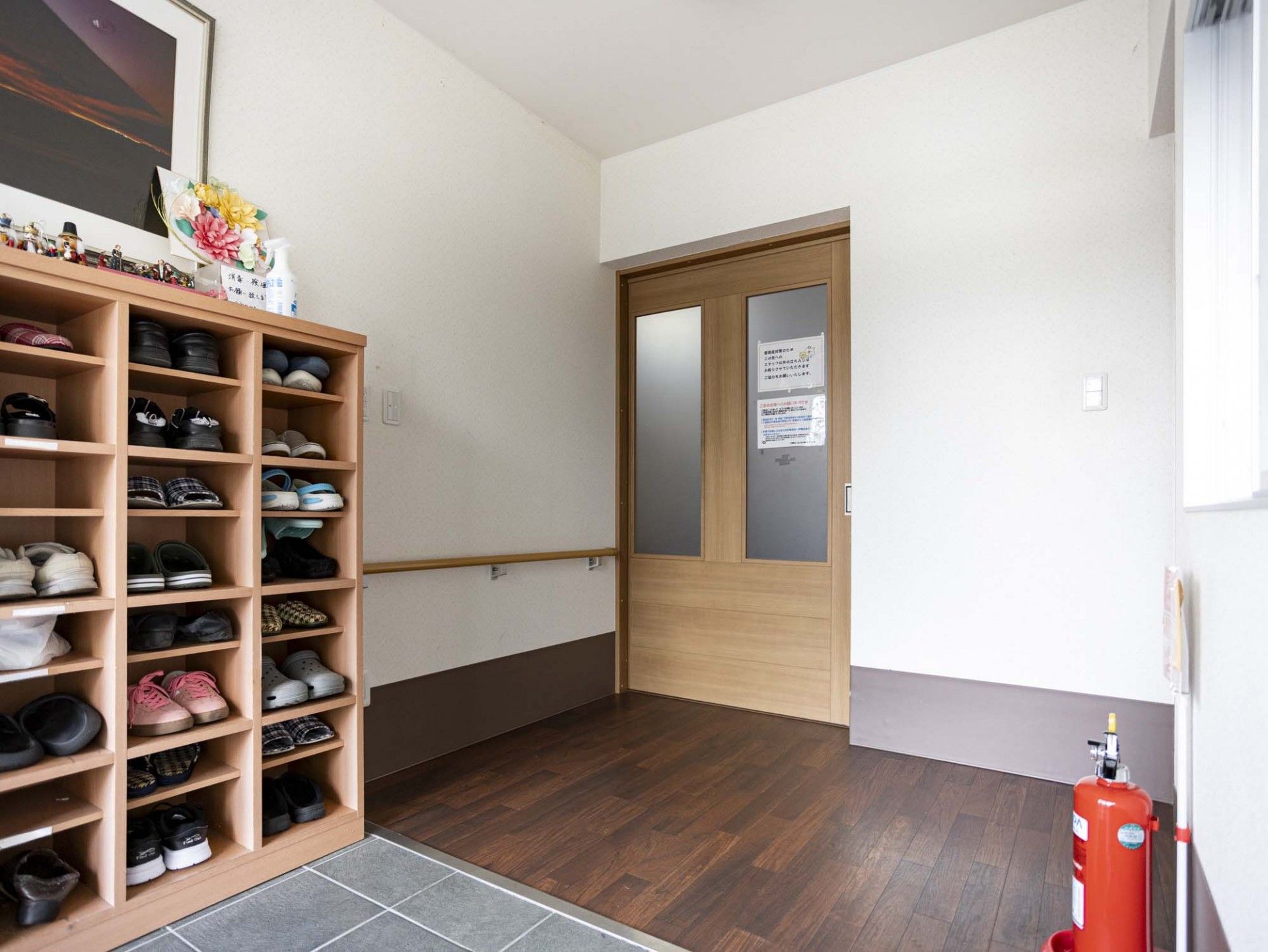 靴棚と木製の引き戸