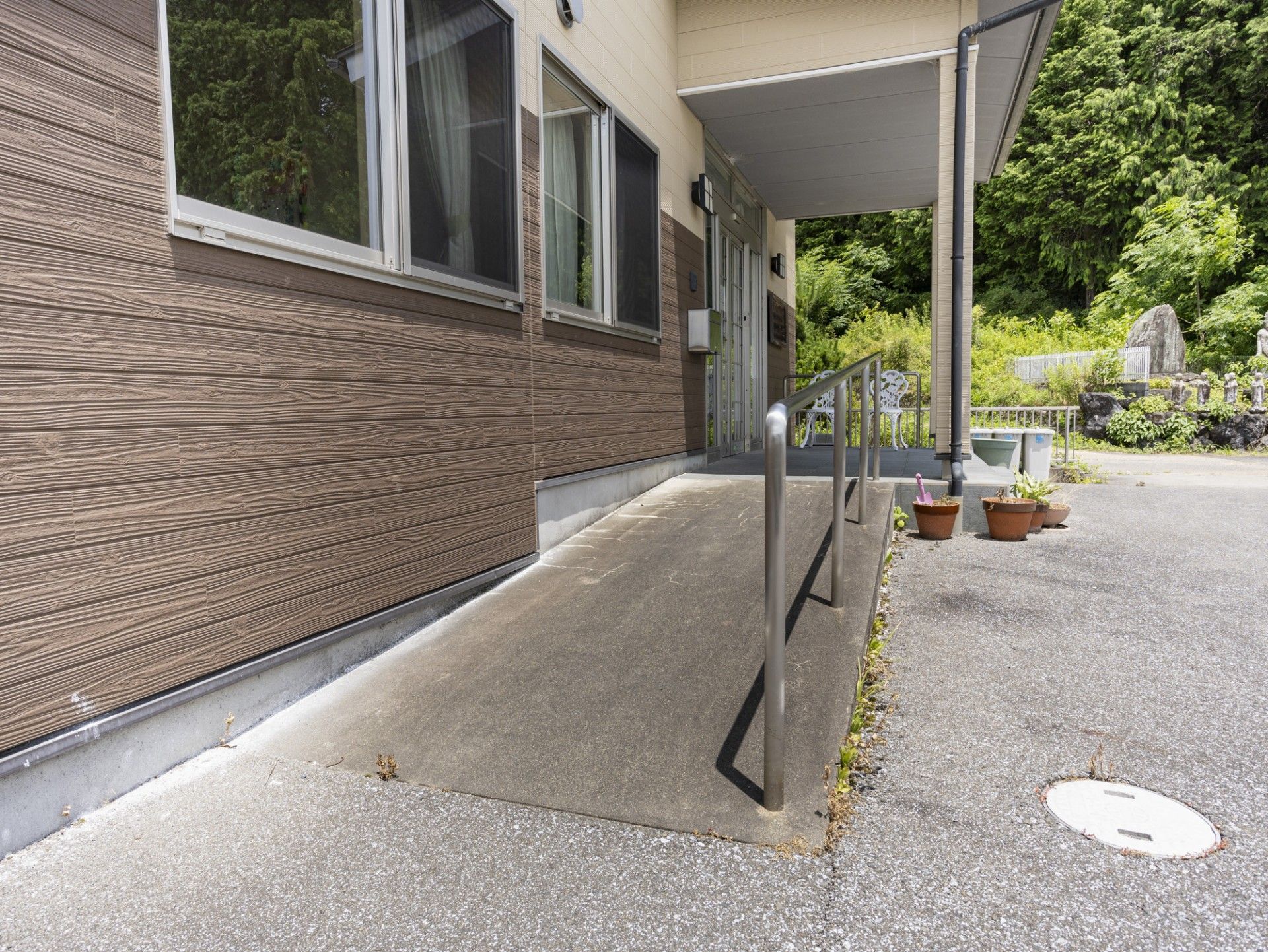 スロープのある玄関