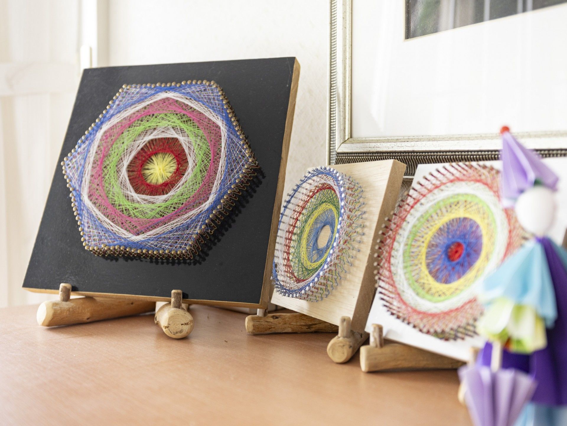 色とりどりの糸アート作品