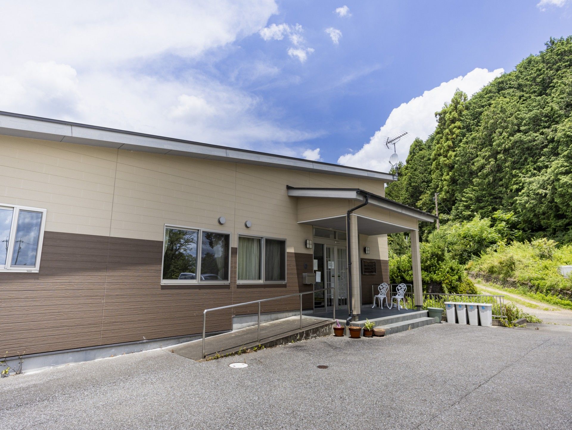 緑に囲まれた建物の外観