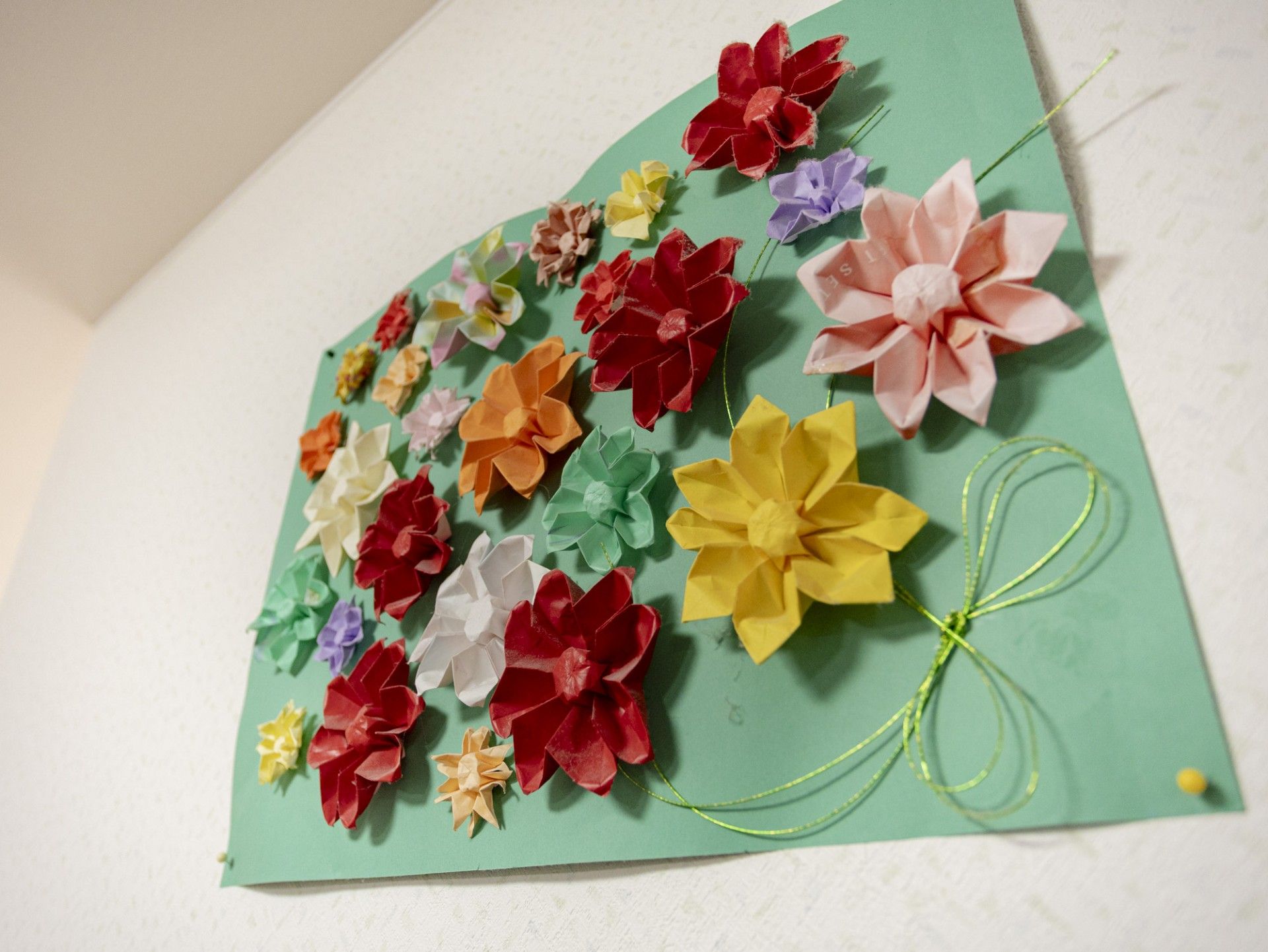 色とりどりの折り紙の花