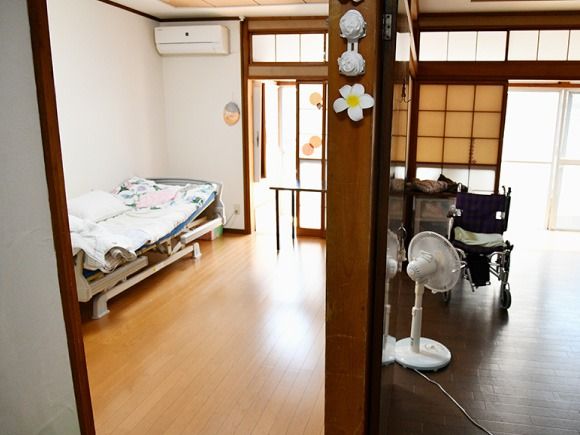 居室と車椅子のある部屋