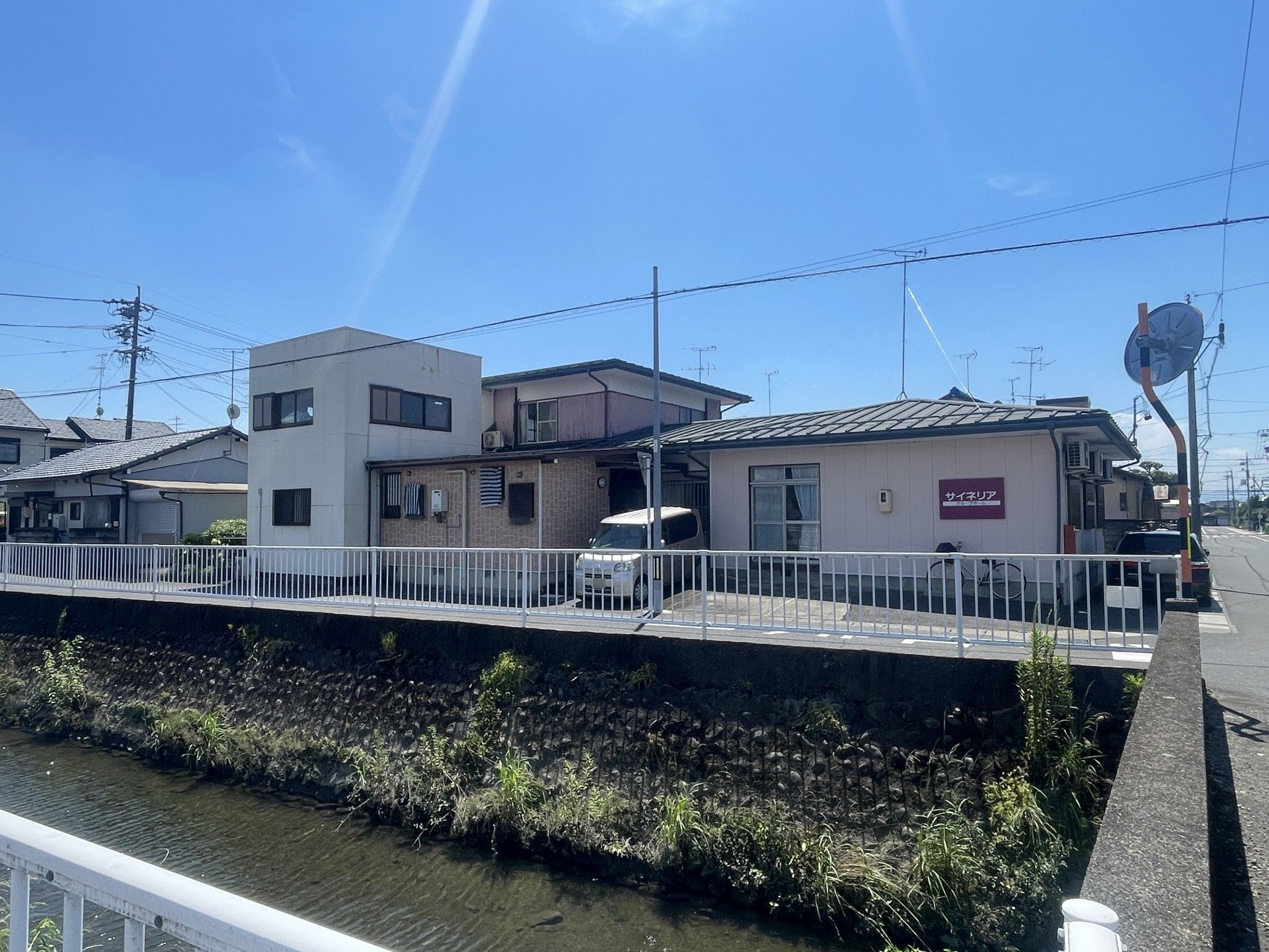 川沿いの建物外観