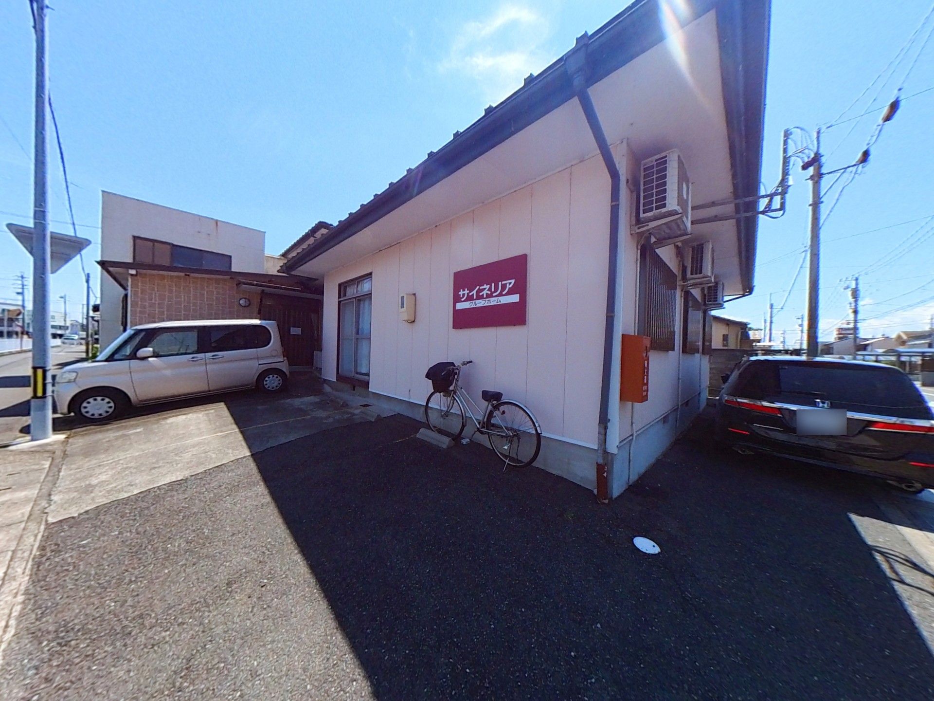 駐車場と建物の外観