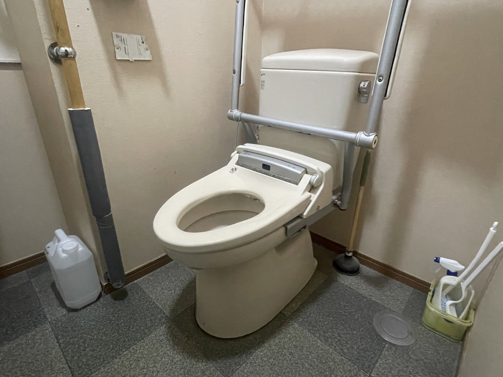 手すり付きのトイレ