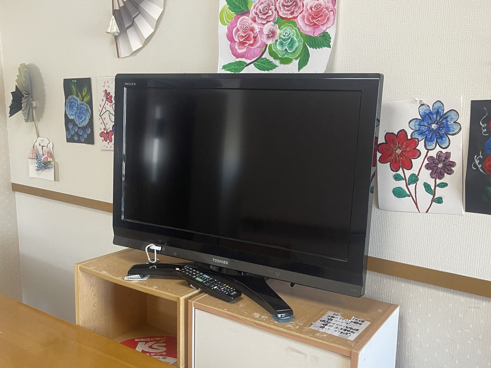 壁に飾られたテレビ