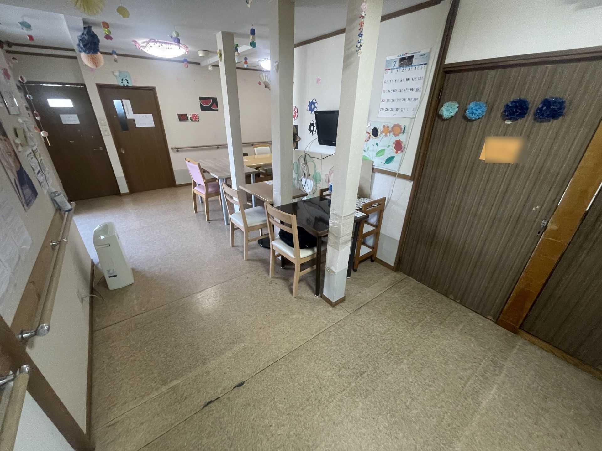 飾りがある共有スペース