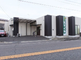 住宅街を通る幹線道路の風景