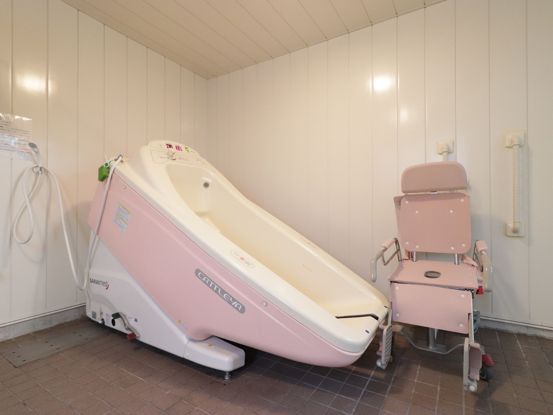 浴室は広く、座ったままの体勢でも入浴が可能な設備を備えている。1人での入浴が難しい方も安心して清潔な体を保つことができる。