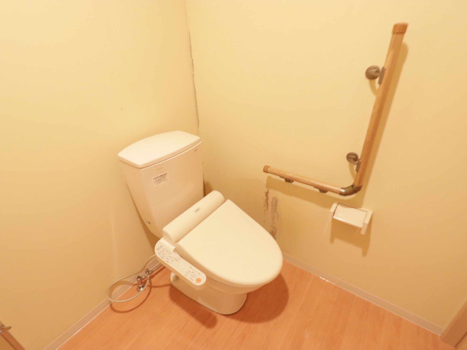 白が基調の清潔感のあるトイレである。温水洗浄便座や手すりが完備されている。車椅子の利用も可能である。