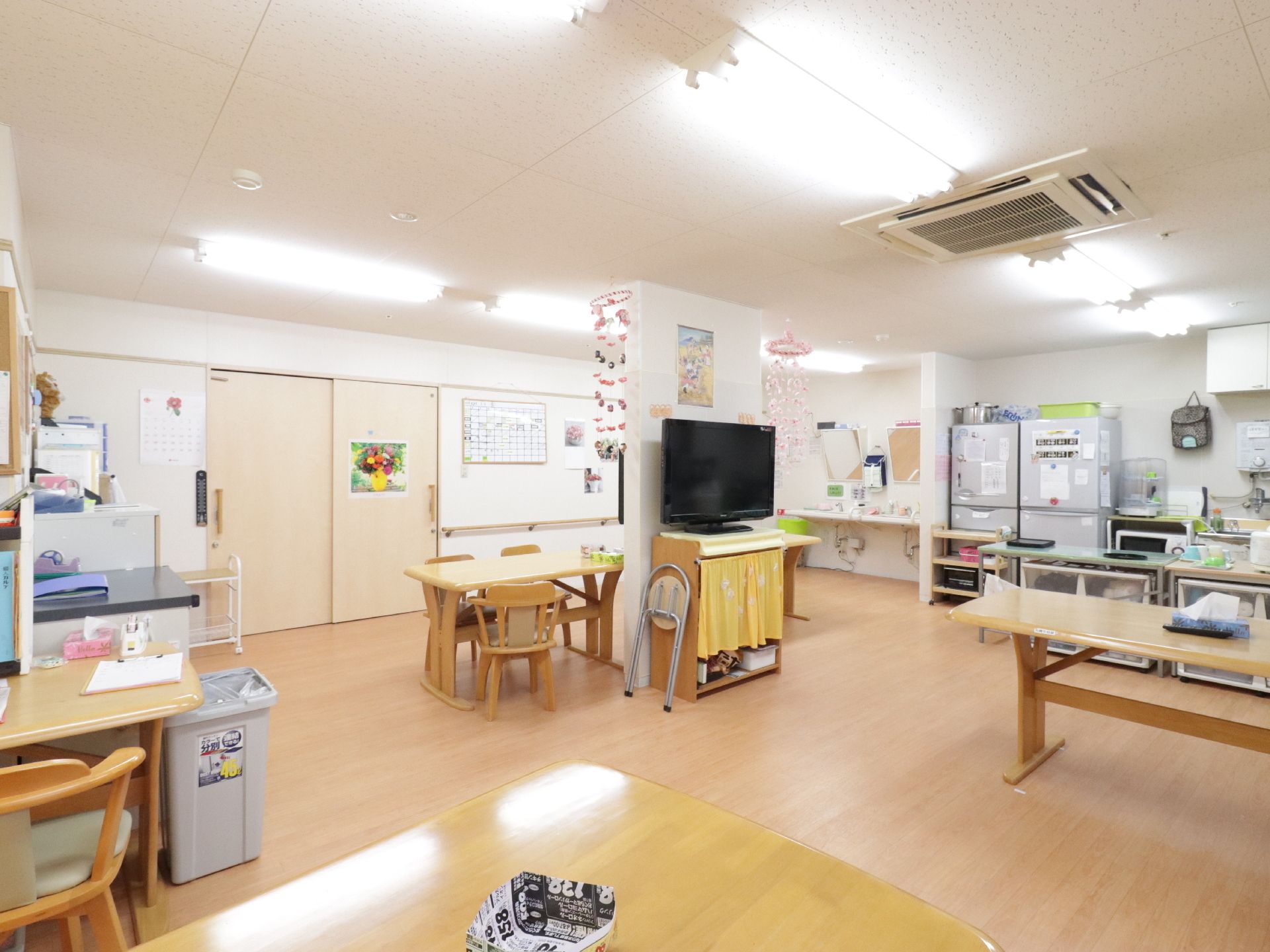 明るい広々とした食堂は家庭的で安心感がある。エアコンと大型液晶テレビ、洗面スペースが2ヶ所完備されている。