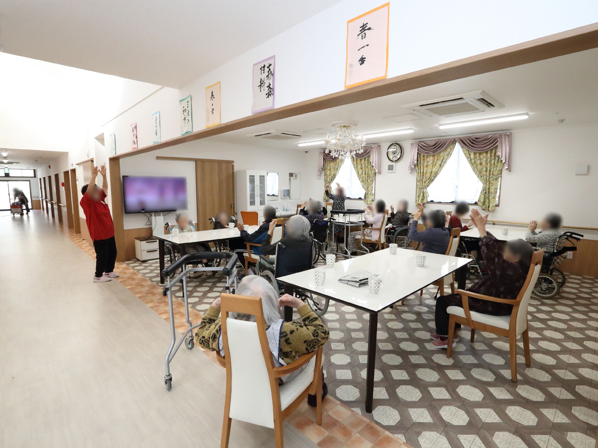 椅子やテーブルが設置された共有スペース