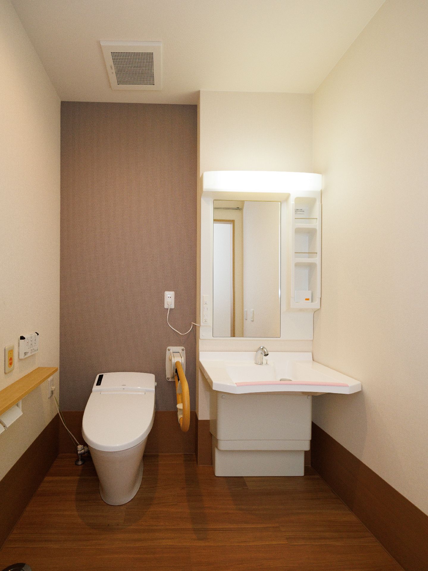 手すりを備えたトイレや洗面台