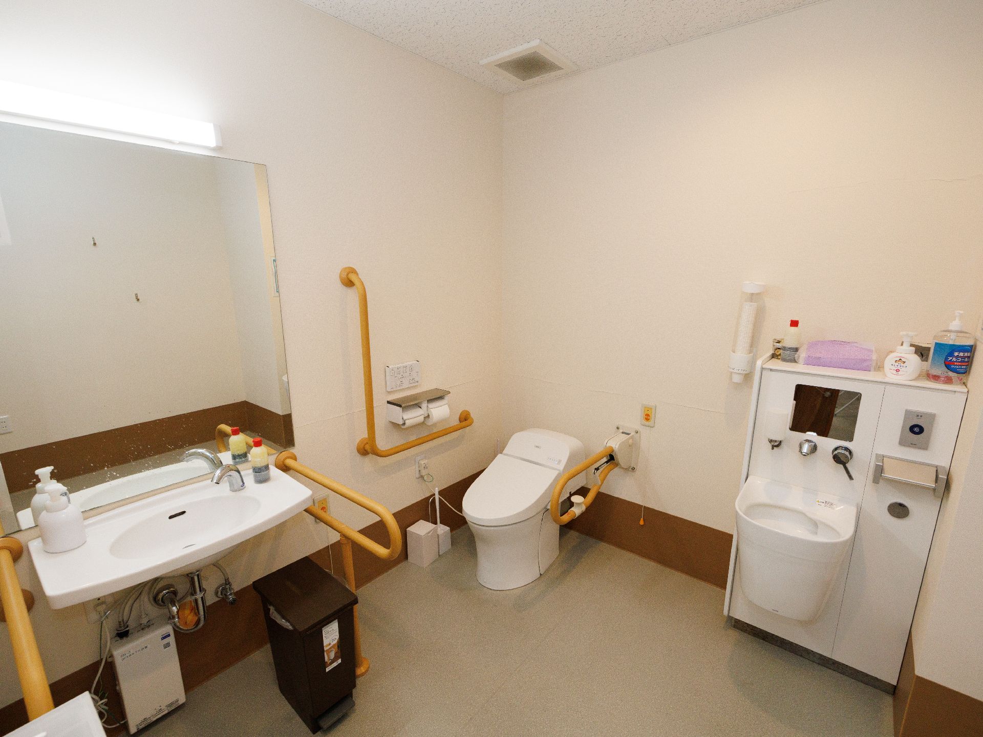 手すりを備えたトイレや洗面台