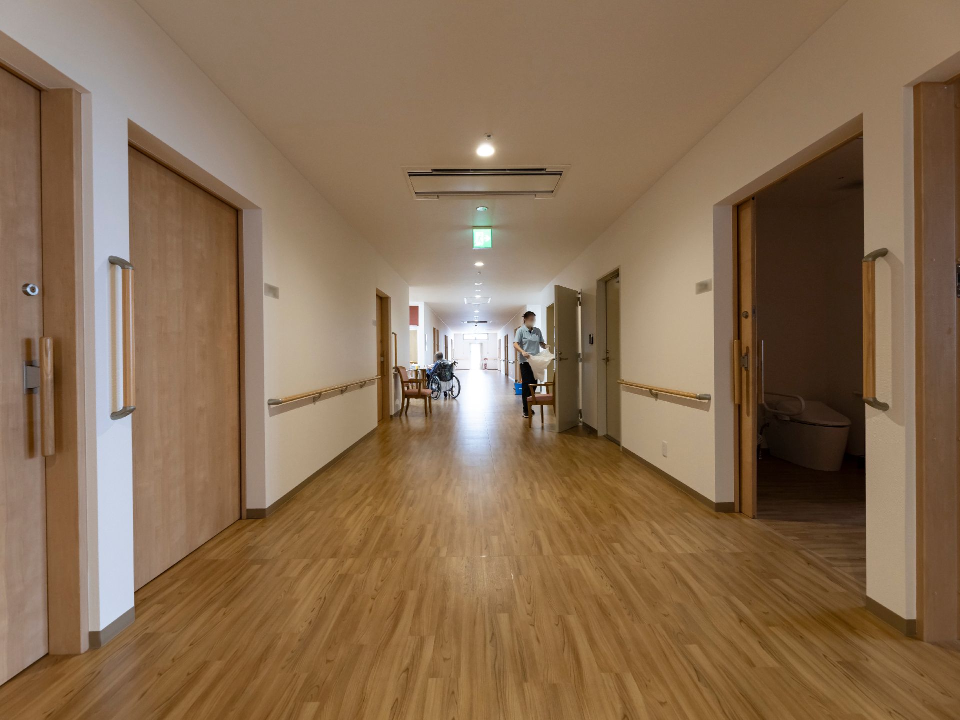 手すりを備えた廊下