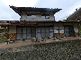 <br>
自然に囲まれた建物の外観
