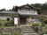 2階建ての建物は純和風な造りで、瓦屋根が付き、1階部分よりも2階部分が小さい。周辺には緑が多く、玄関前の階段には手すりがある。