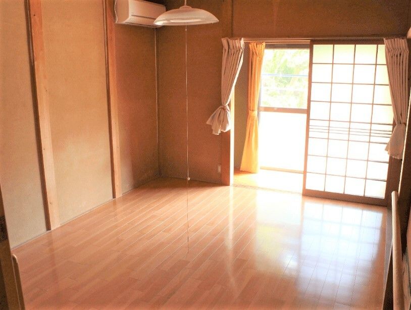 和室が改装されフローリングの居室となっている。照明や壁は和室の名残があるが、段差はなく、ドアは障子でカーテンも付いている。