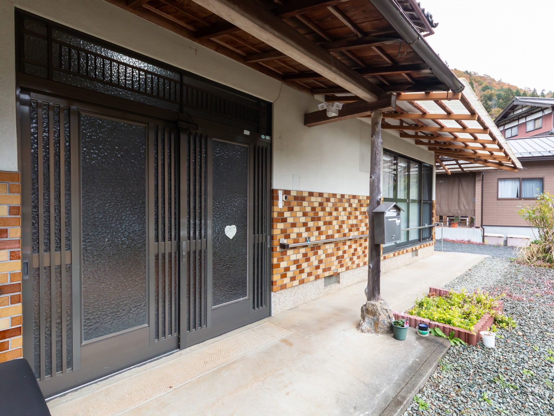 落ち着いた玄関の外観