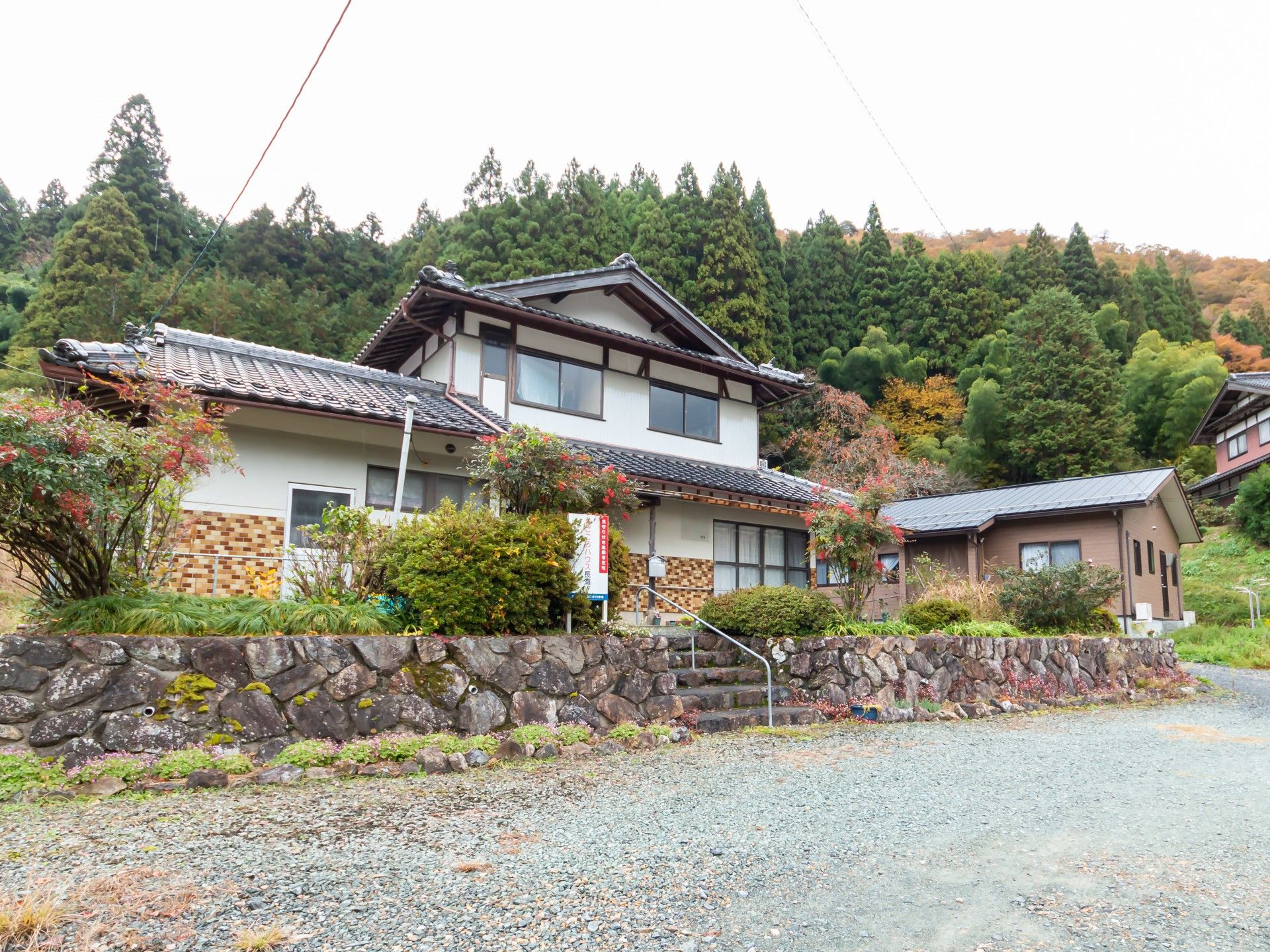 自然に囲まれた建物