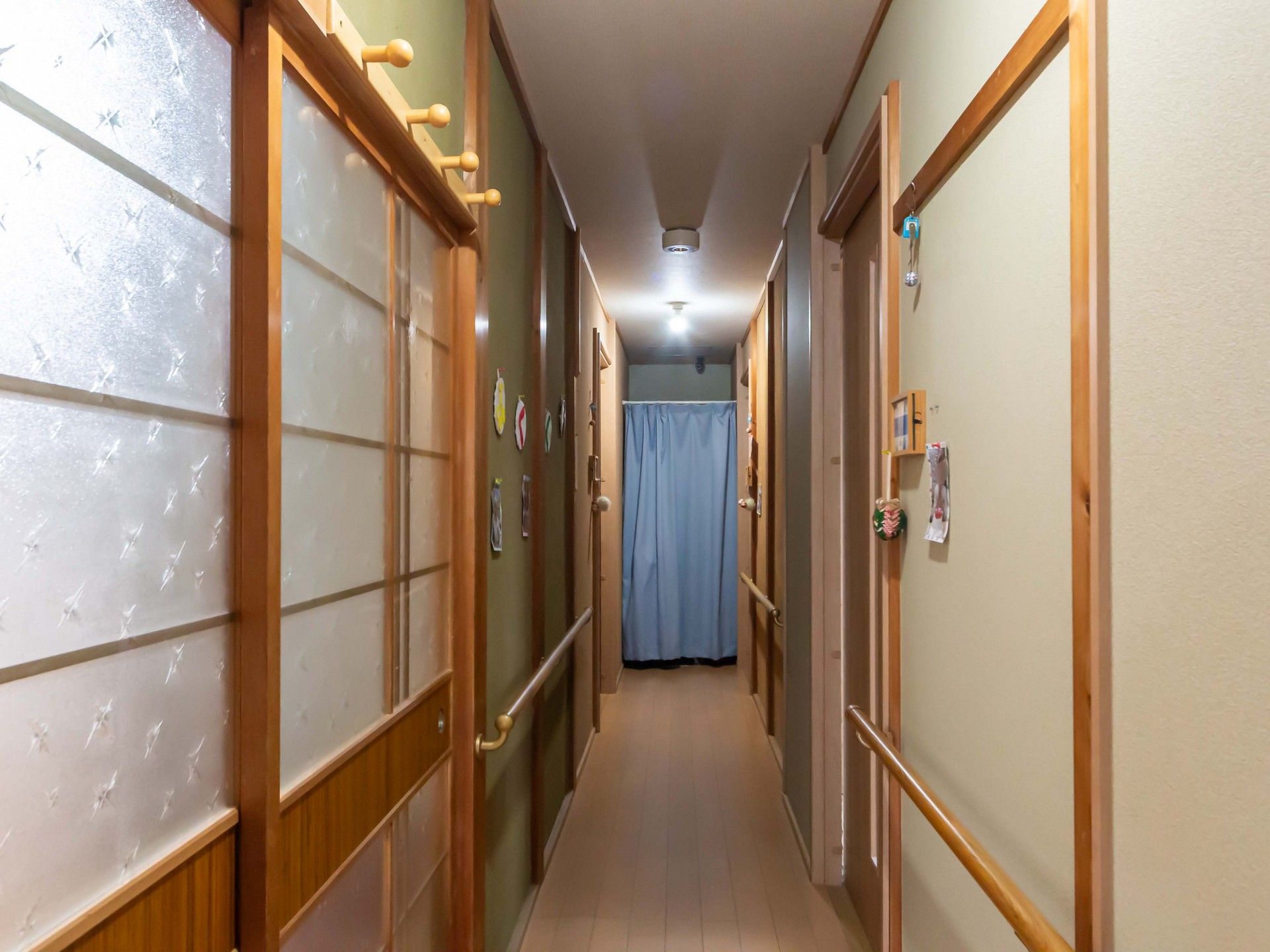 落ち着いた雰囲気の廊下