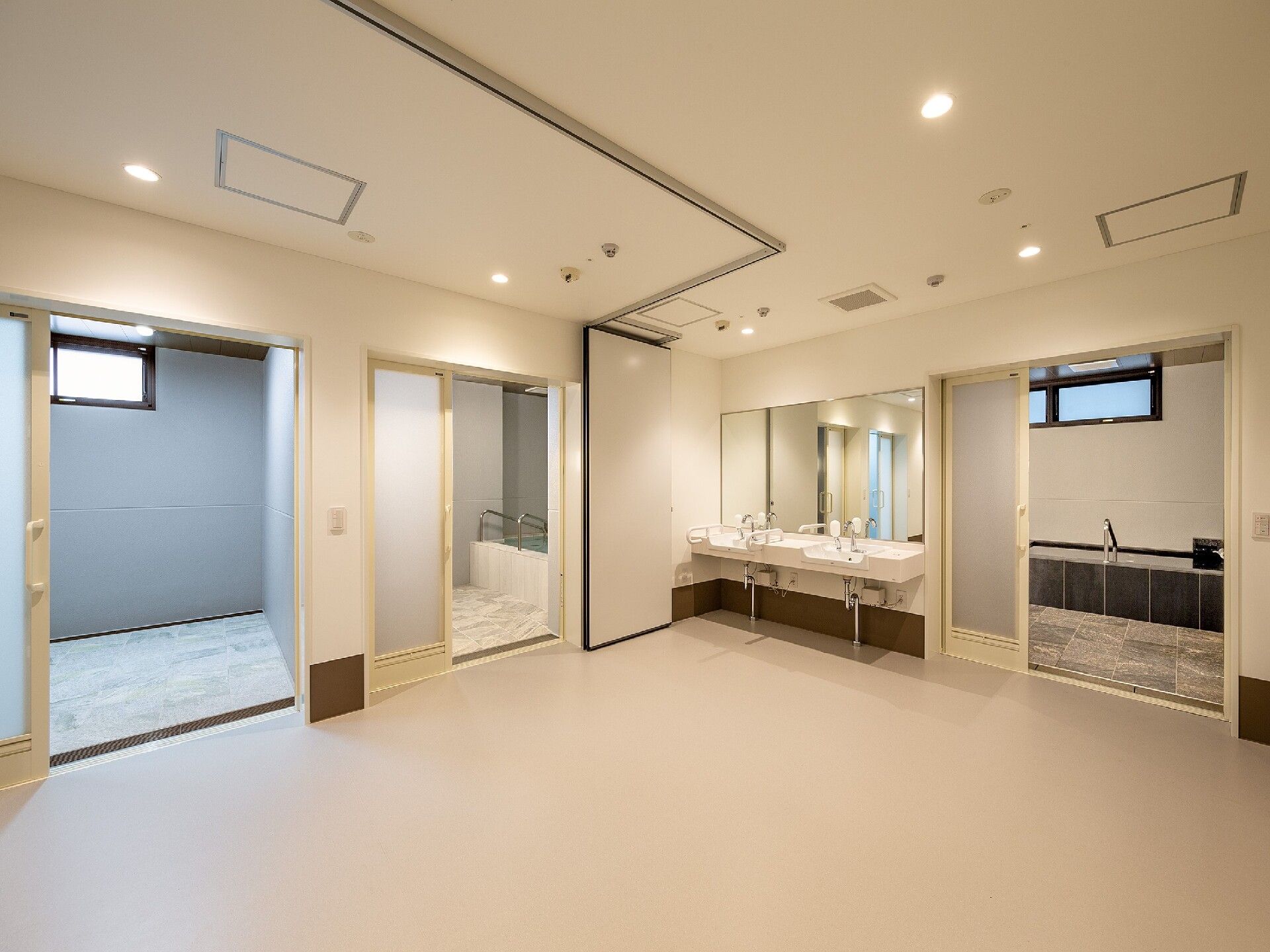 広い脱衣所には洗面所が二つあり、３つの扉が付いていて、それぞれ種類の異なる浴室がある。