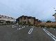 広々とした駐車スペースの外観