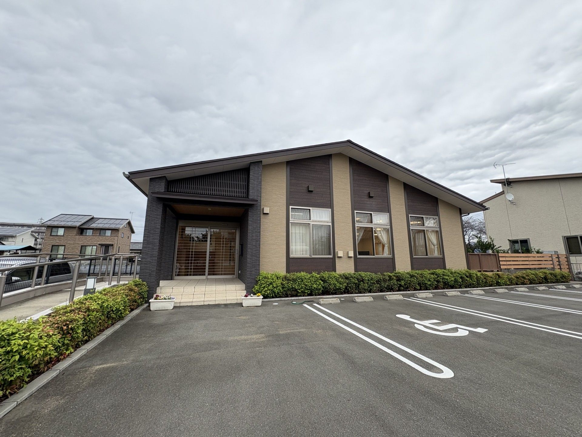 駐車場のある建物外観
