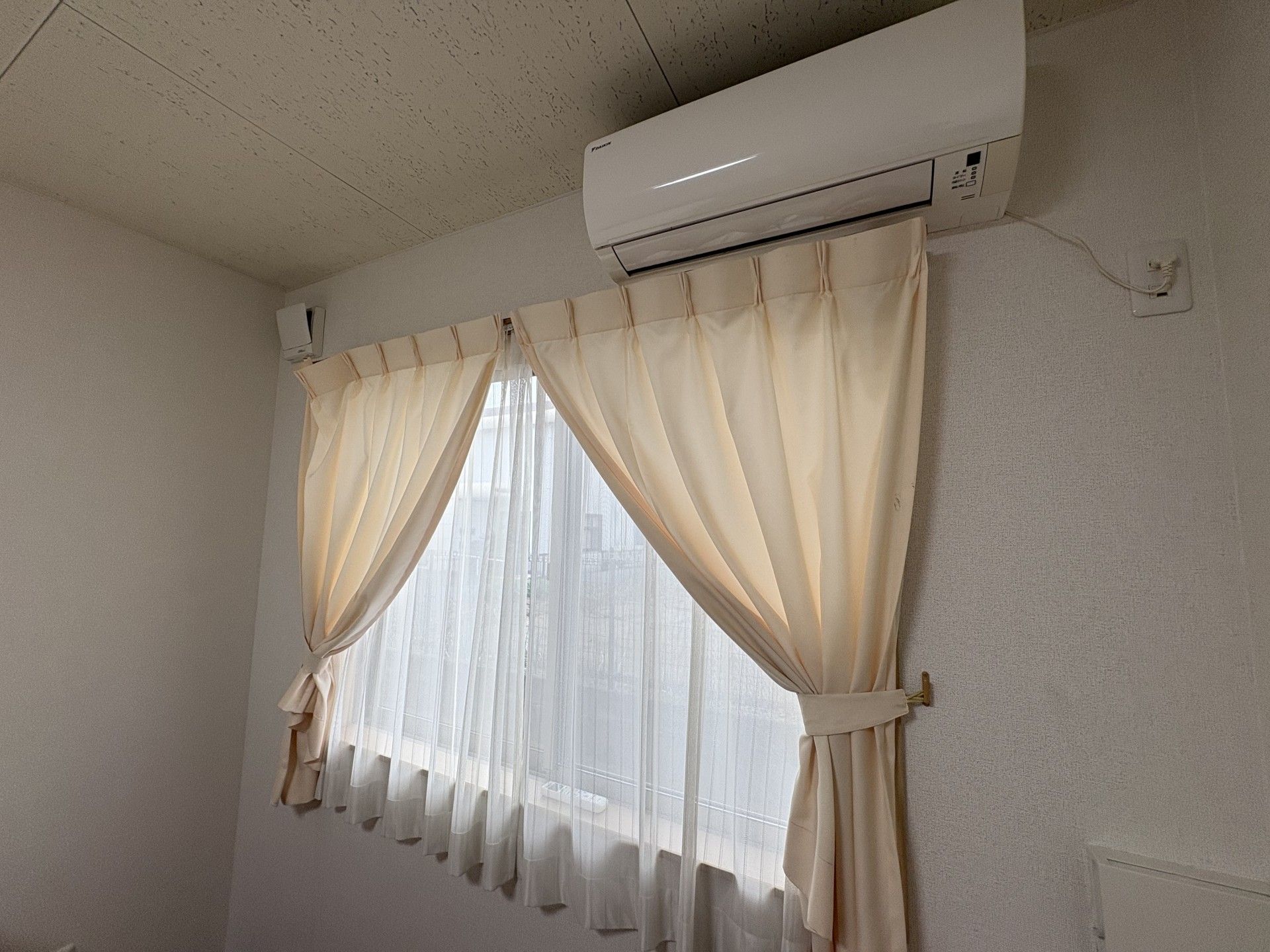 柔らかな光が差し込む窓辺