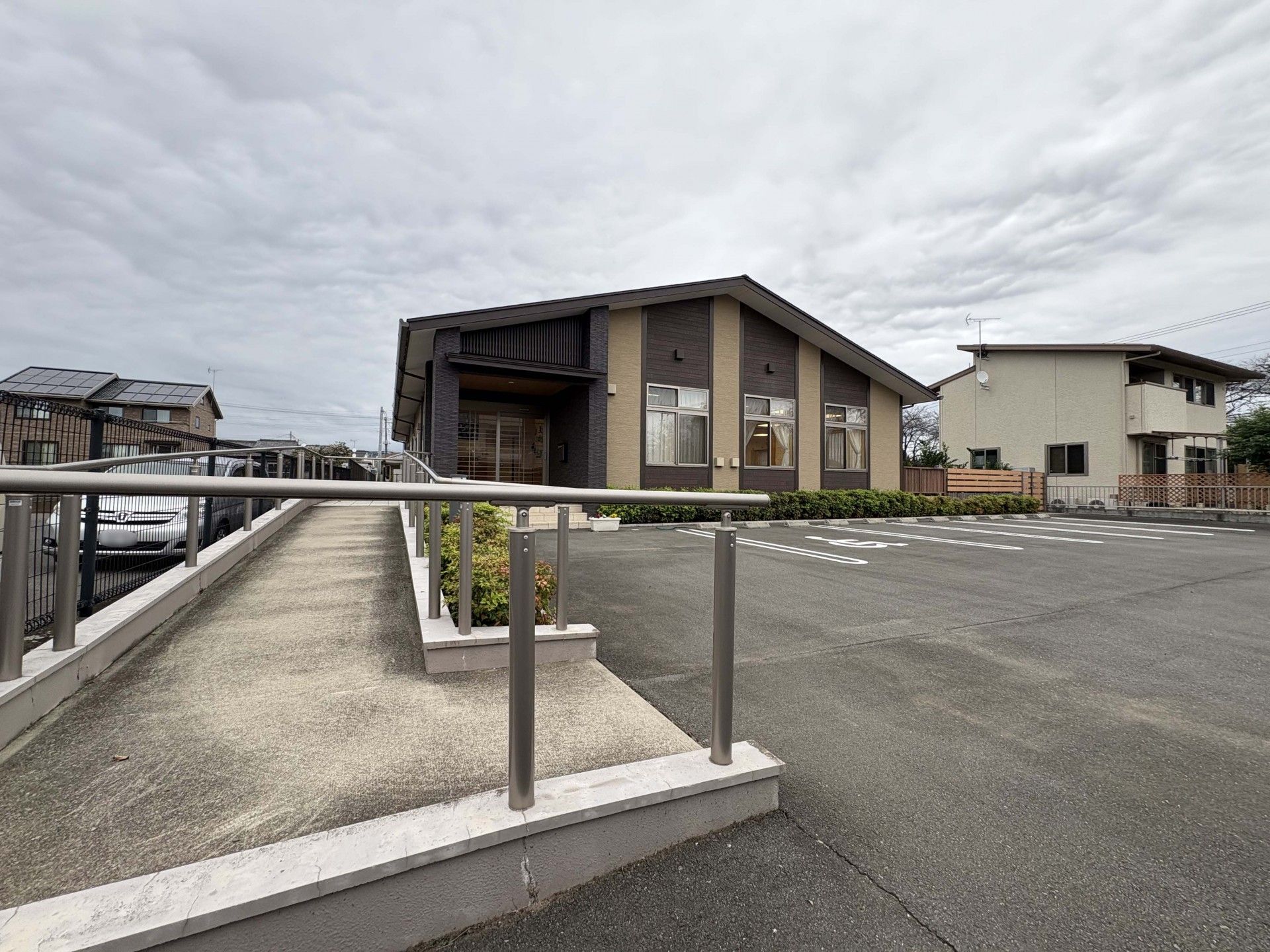 スロープと建物の外観