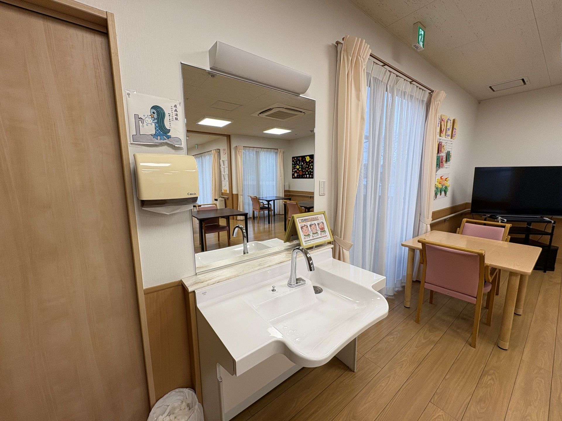 手洗い場とテーブルのある部屋