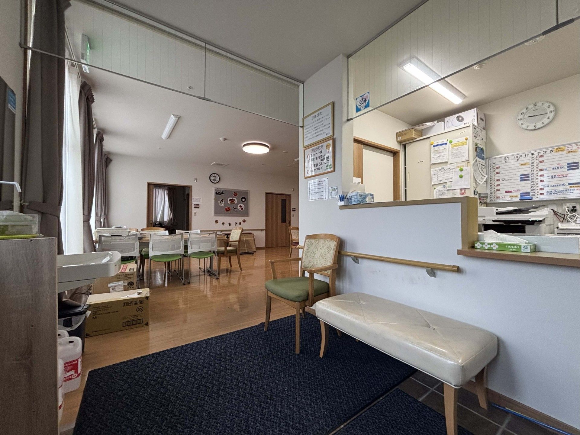 落ち着いた待合スペース