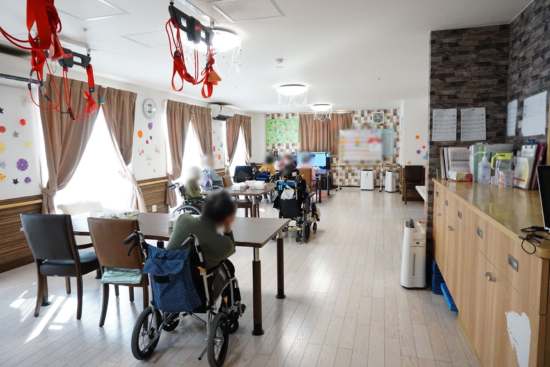 椅子や収納棚、テーブルが設置された共有スペース