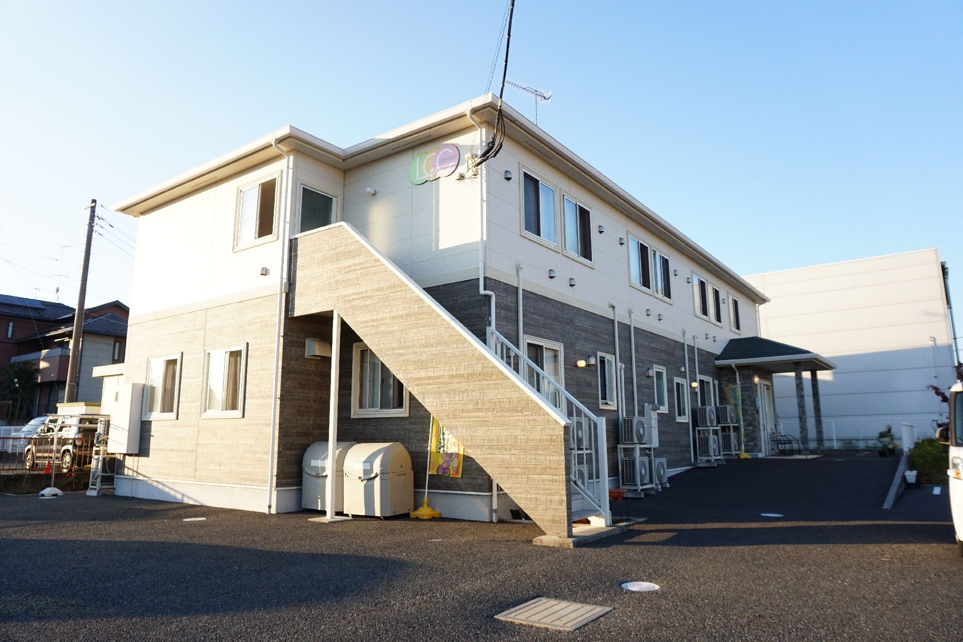 駐車場も設置してある介護施設の外観