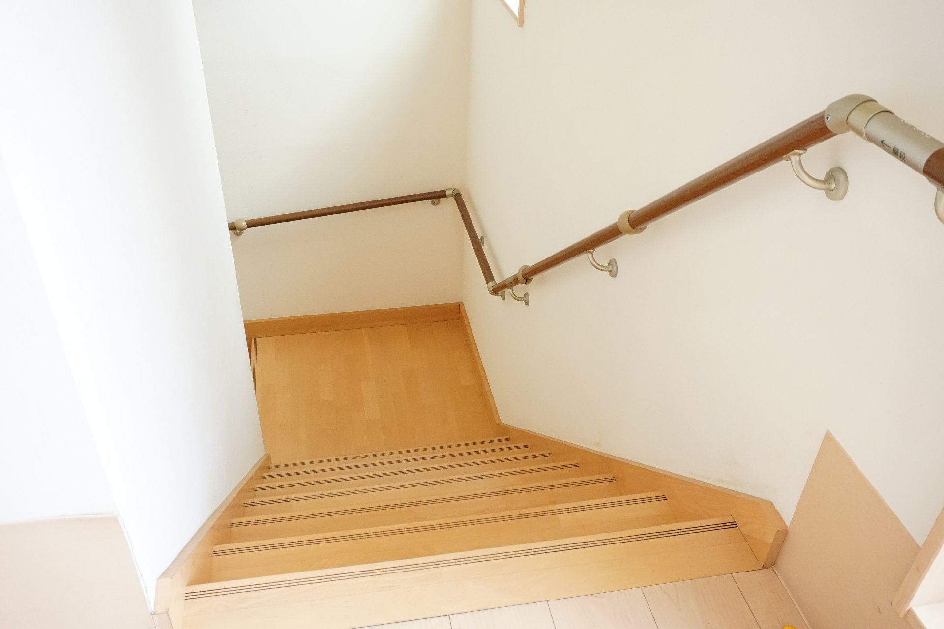 手すりが設置され、転倒防止の対策がなされた階段
