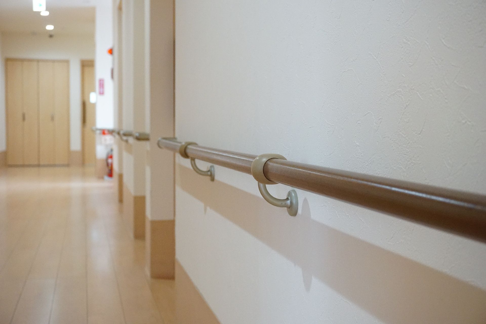 手すりが設置された、各部屋につながる廊下