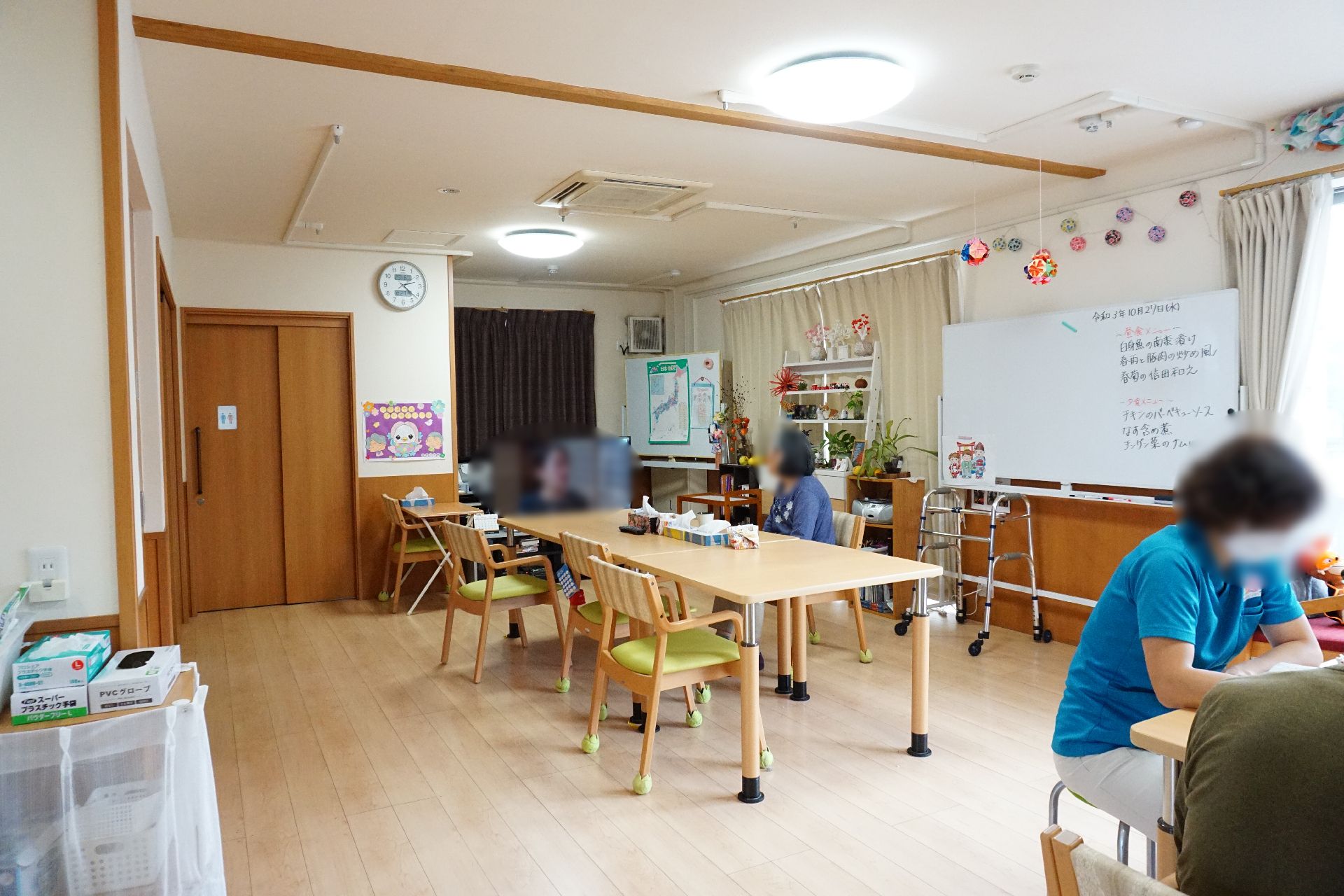 窓が多数設置されて日差しが降り注ぎ、開放感のある共有スペース