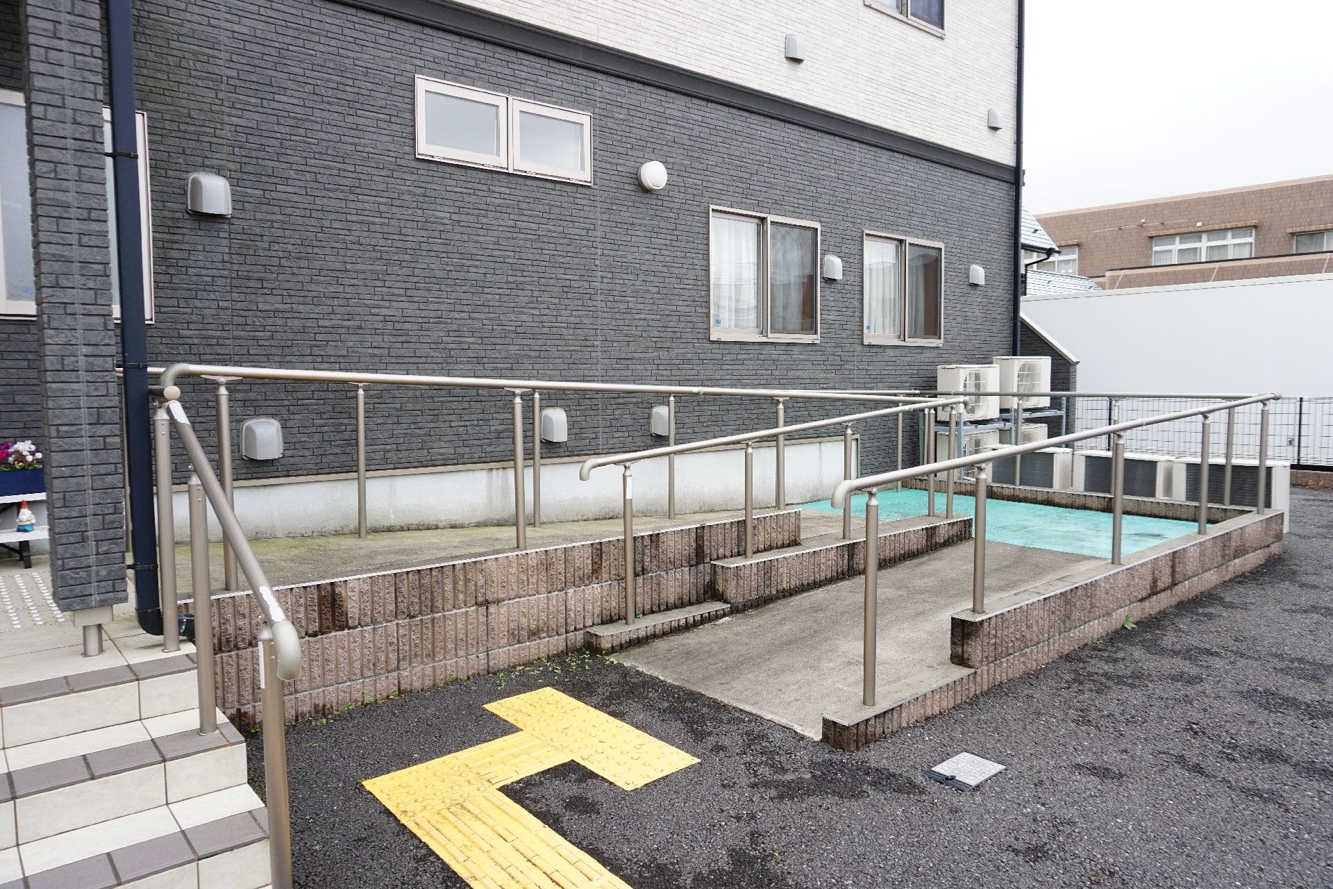 手すりとスロープが設置された介護施設の玄関