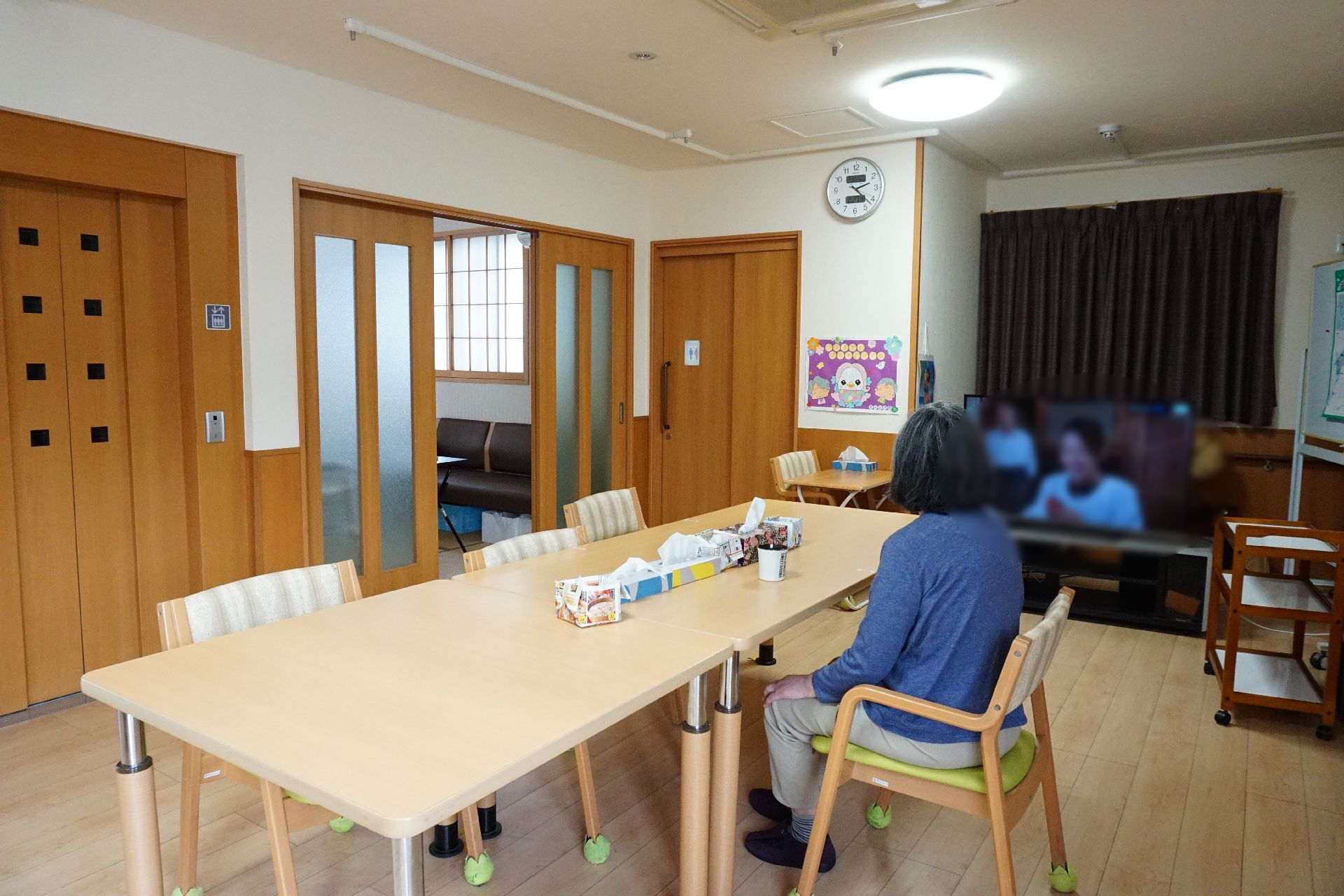 テーブルや椅子、テレビが置かれ、入居者が自由に時間を過ごすことのできる共有スペース