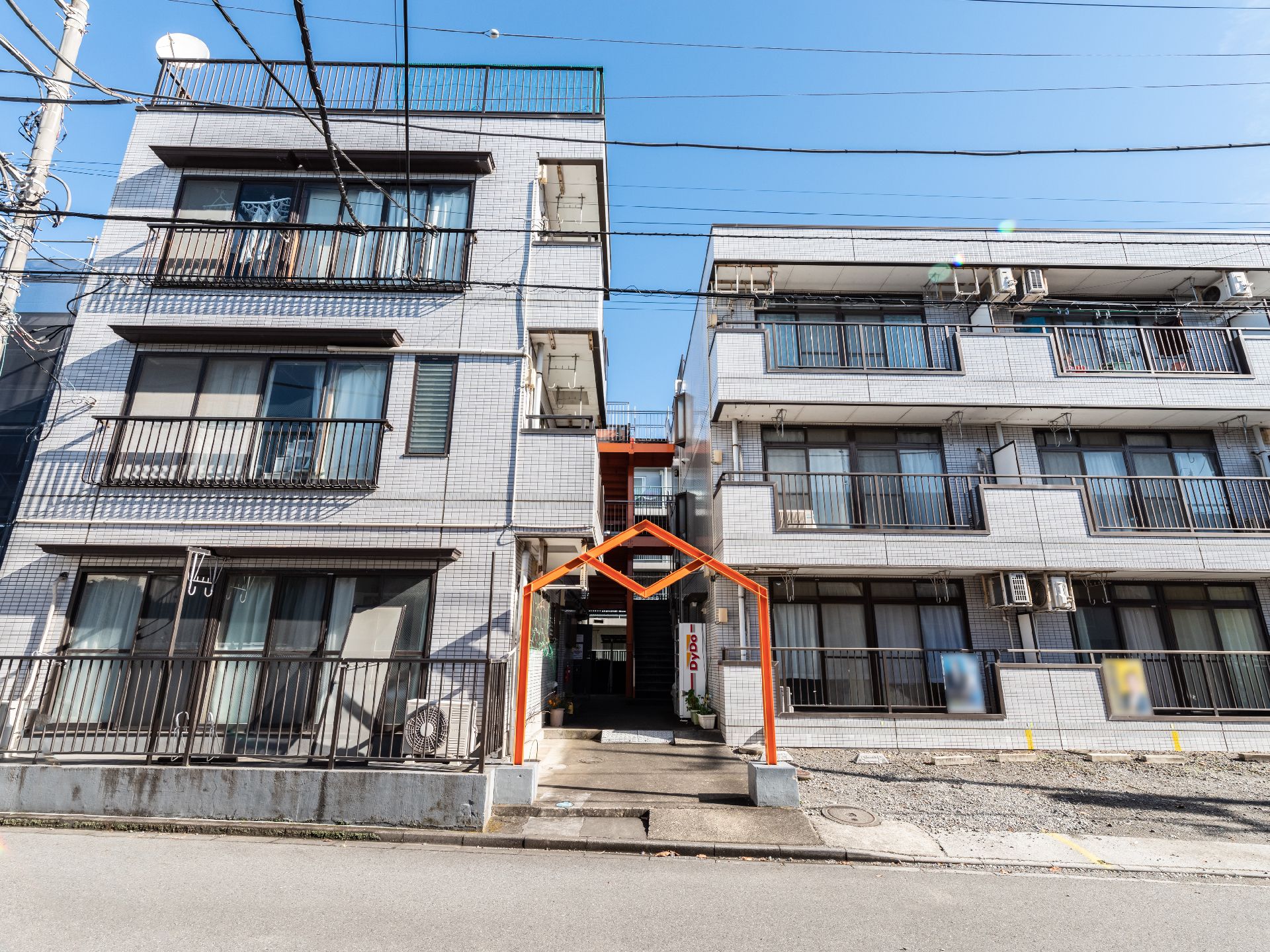 マンションのような見た目の外観