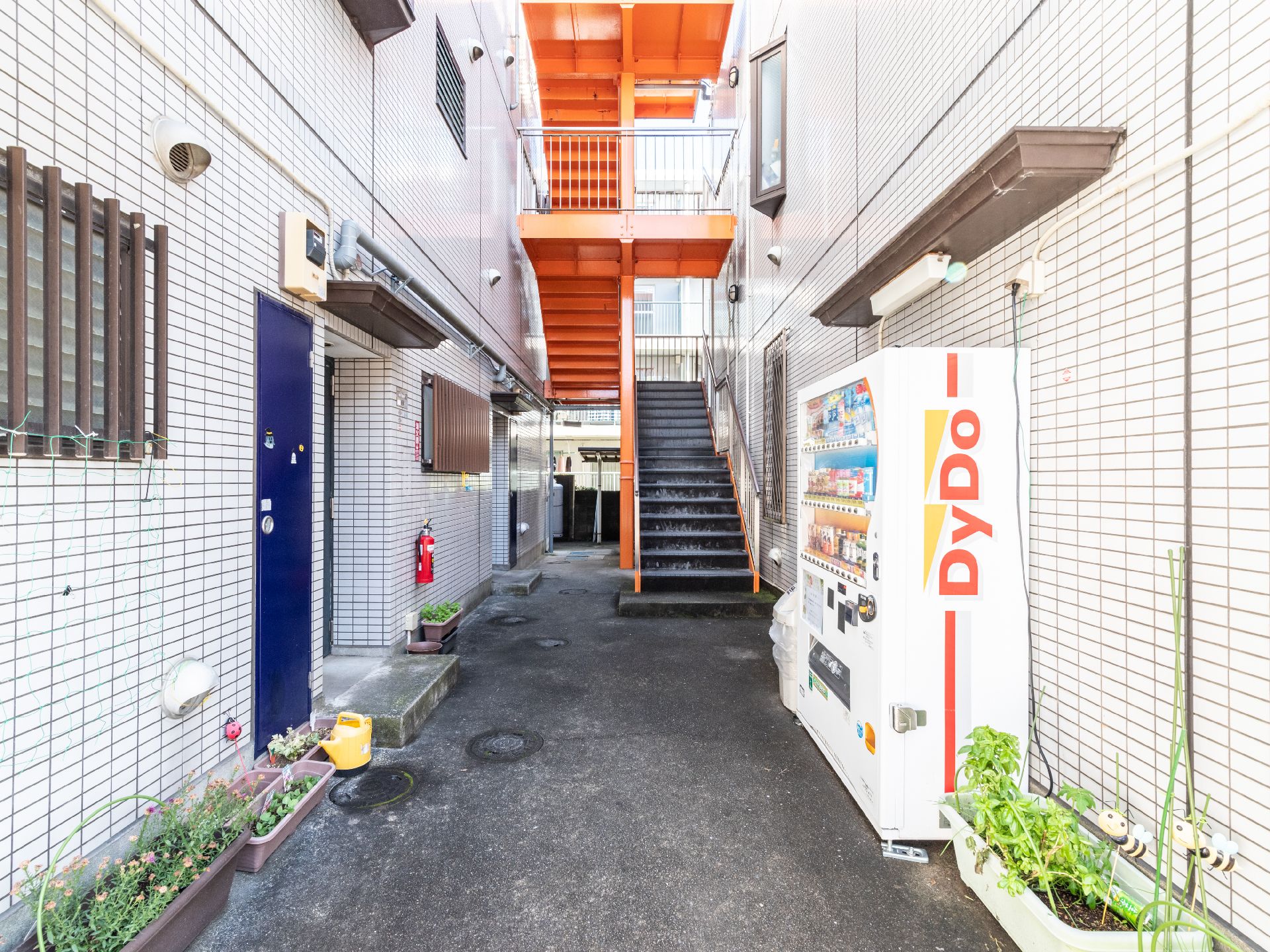 オレンジ色の階段で棟を移動できる通路