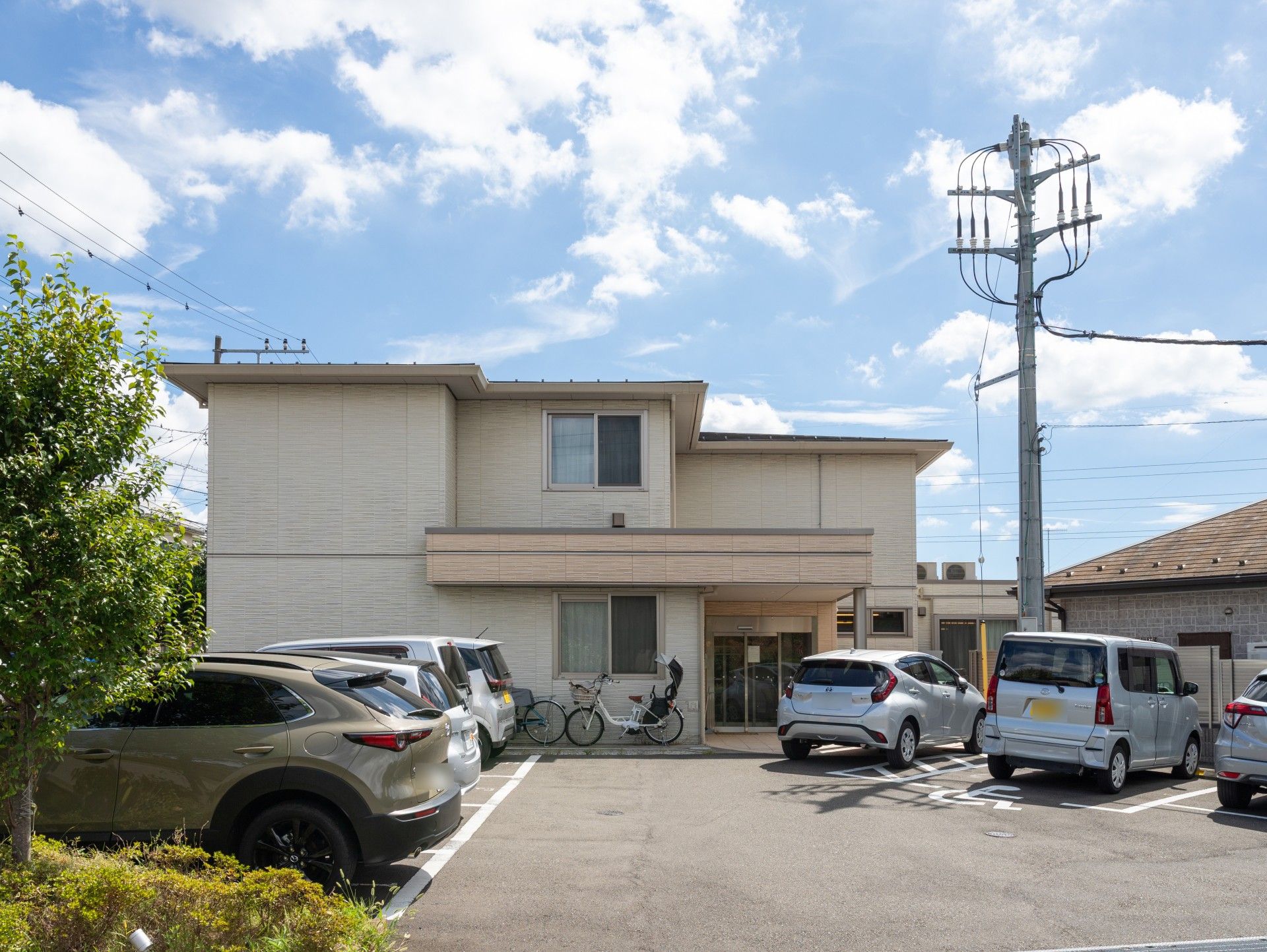 駐車場のある建物外観