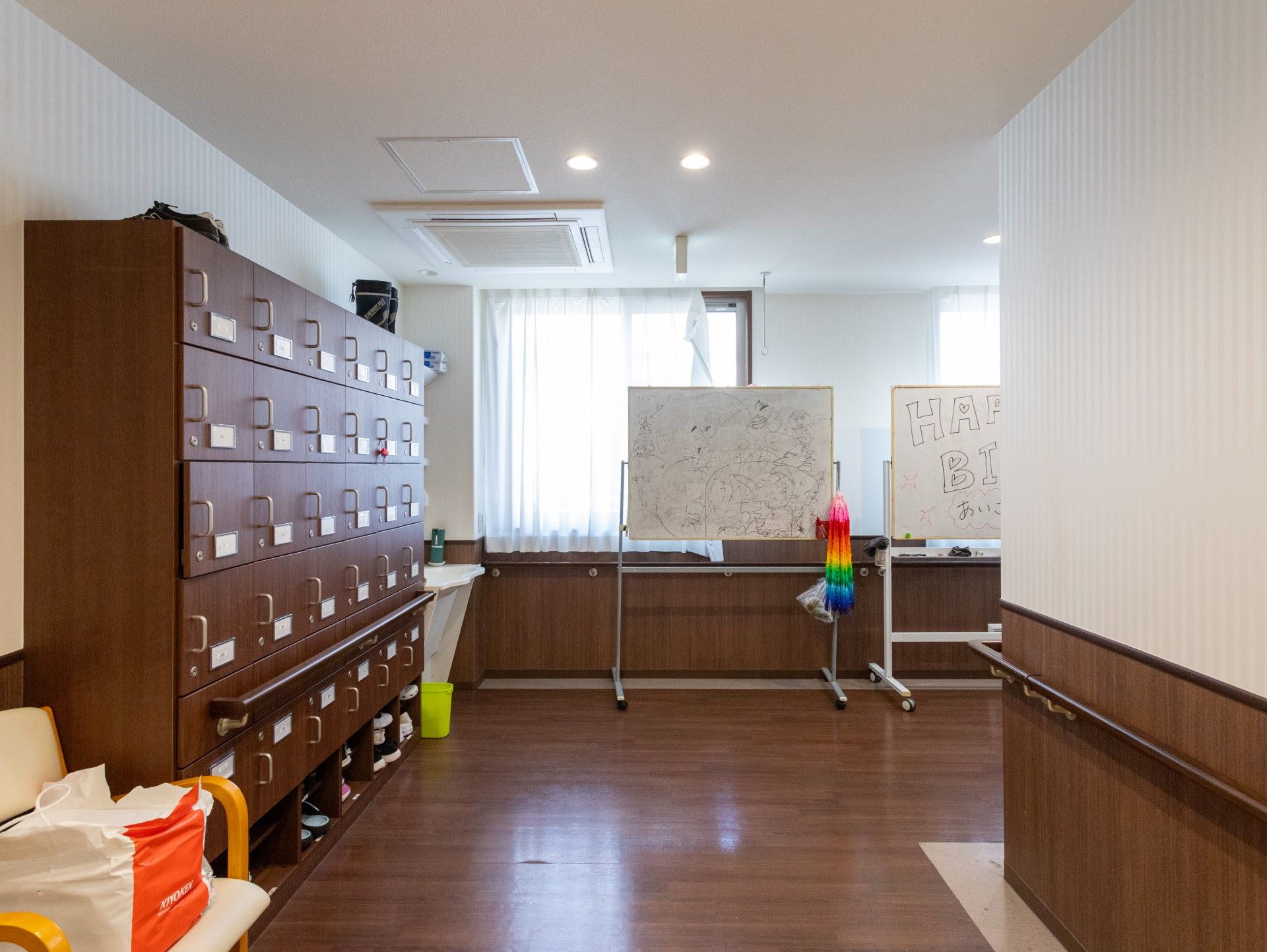 明るいホワイトボードの部屋
