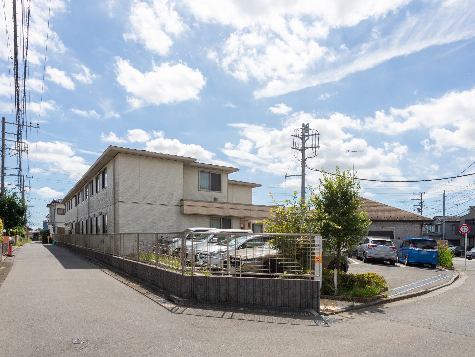 青空の下の建物外観