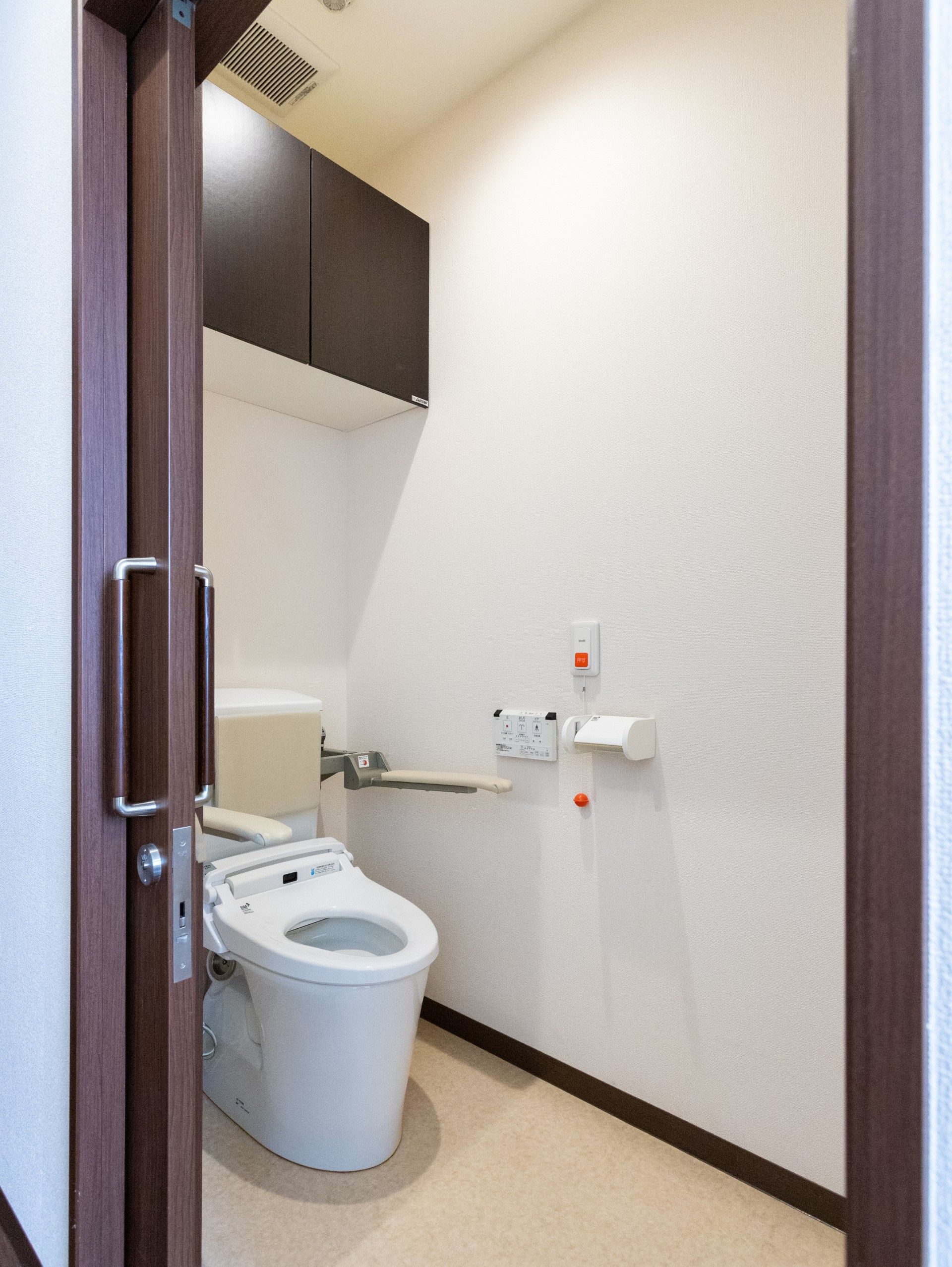 手すり付きのトイレ