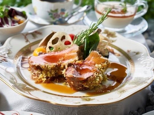 メインの肉料理を接写した写真。施設内で出されている豪華なメニューの一例