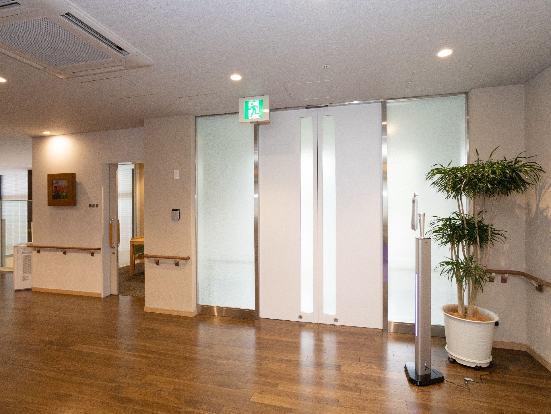段差が一切なく、手すりが設置されてバリアフリー化されている廊下