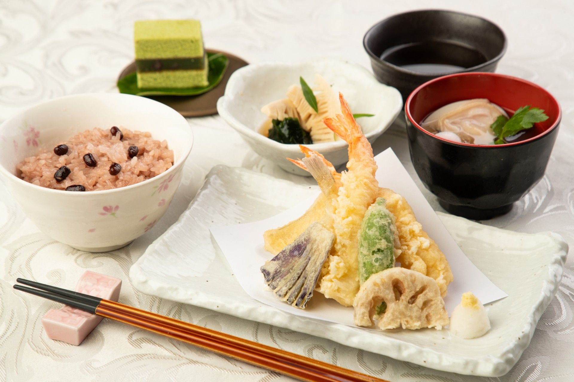 自然の中を散歩する車椅子に乗った高齢女性と女性ヘルパー