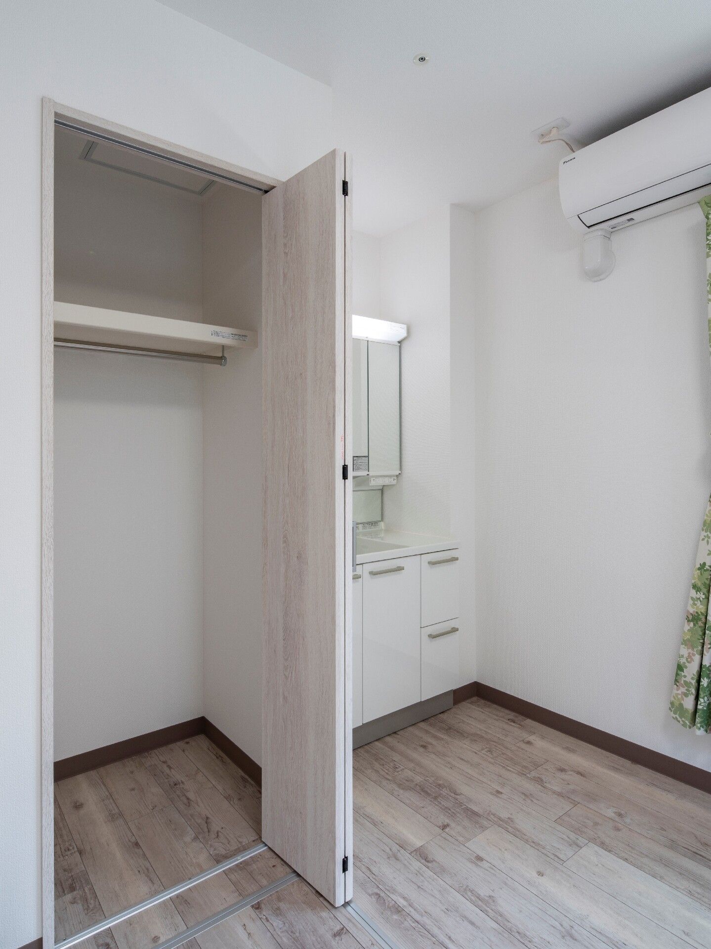 棚付きのクローゼットが付いた部屋にはエアコンもあり、引き出しなどの収納スペースがたくさんある洗面所も奥についている。